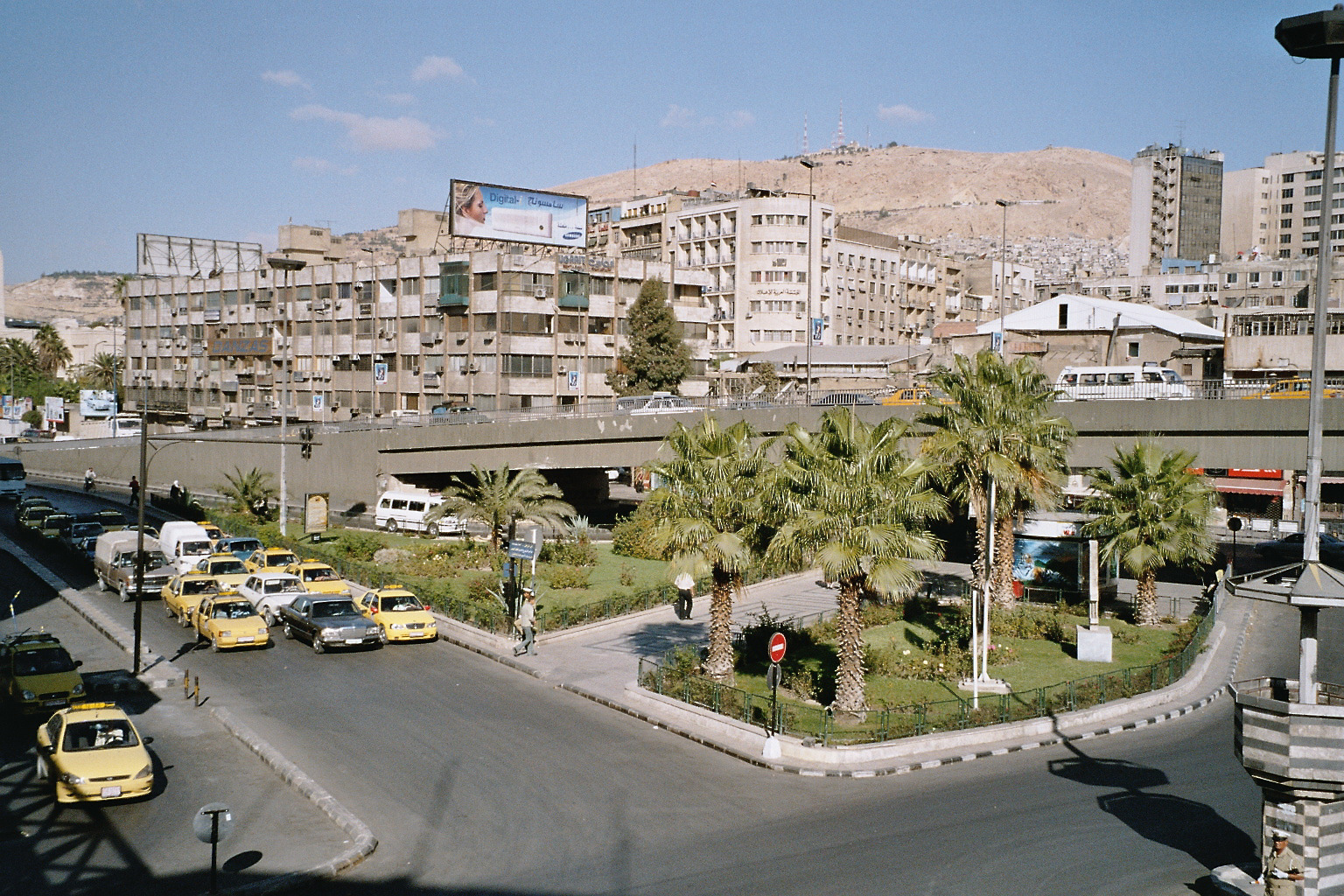 Die Strasse vor dem Hotel Semiramis