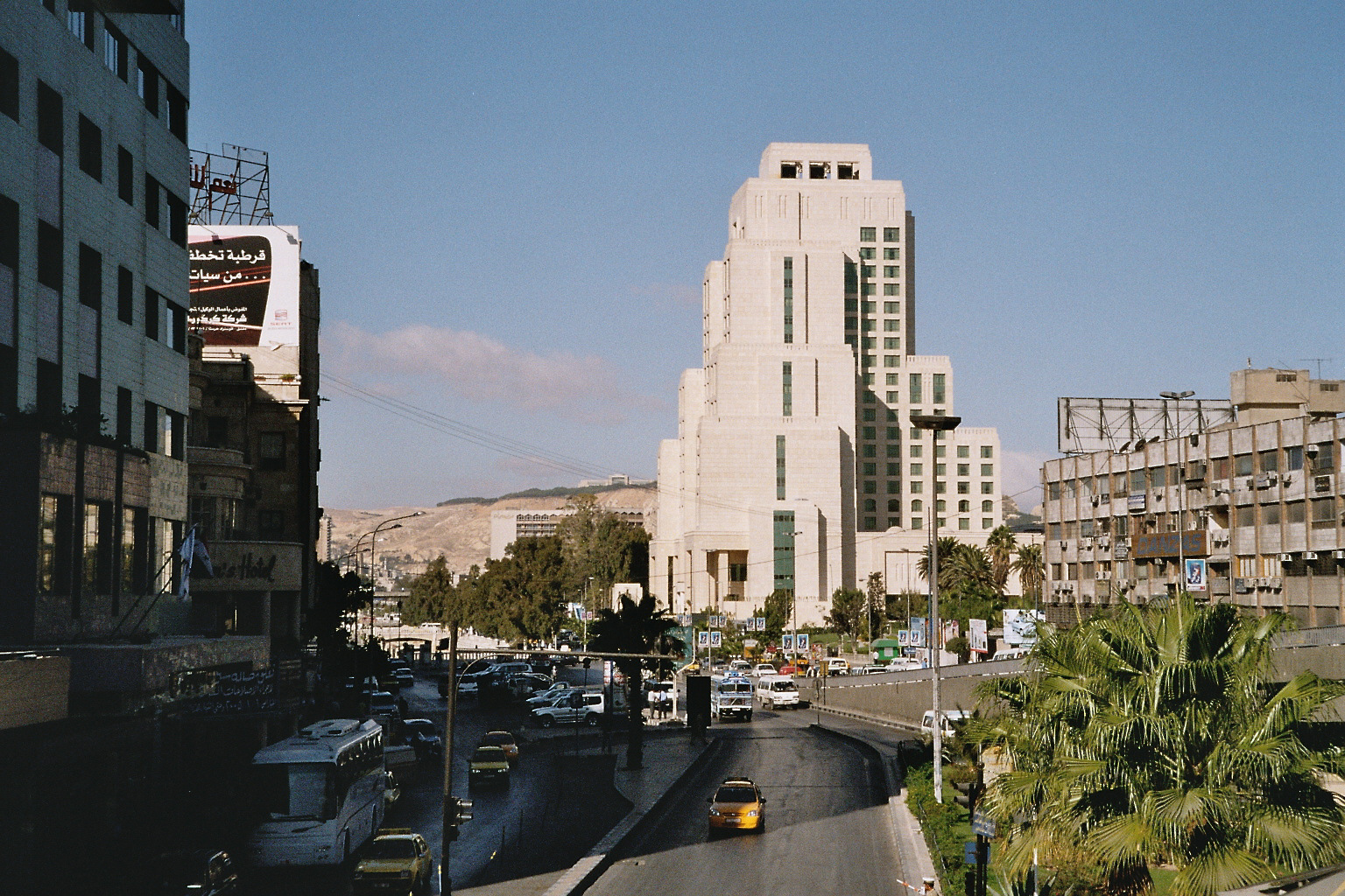 Der Bus steht vor dem Hotel Semiramis