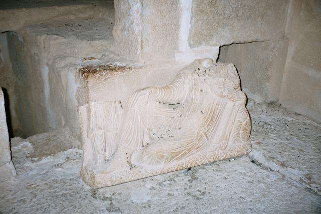 Grabplatte im Turmgrab