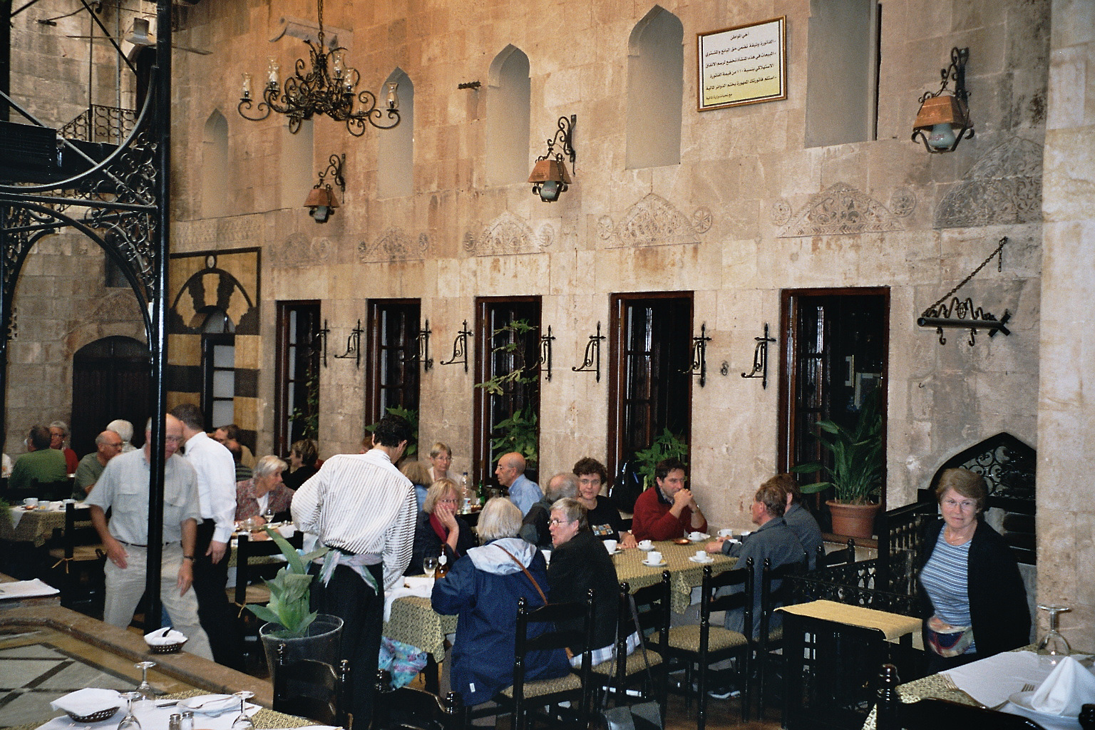 Das Mittagessen geniessen wir im Patio eines alten Palastes