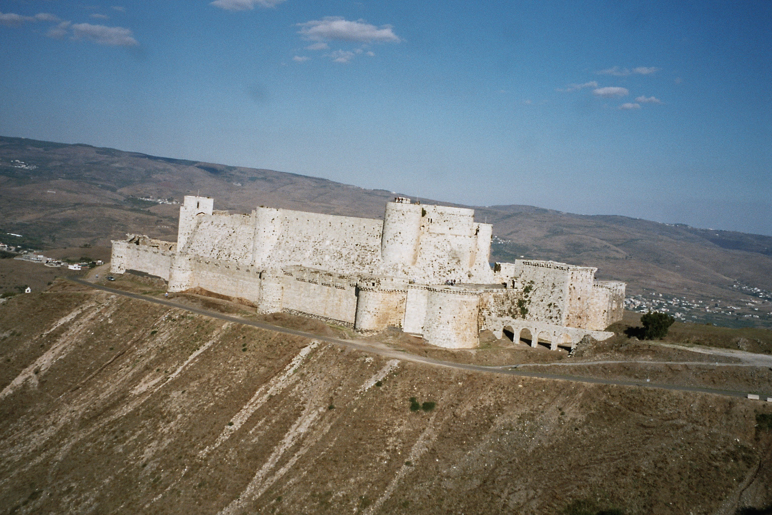 Gesamtansicht auf den Krak des Chevaliers
Man muss ziemlich weit weg sein damit man die ganze Burg sieht.