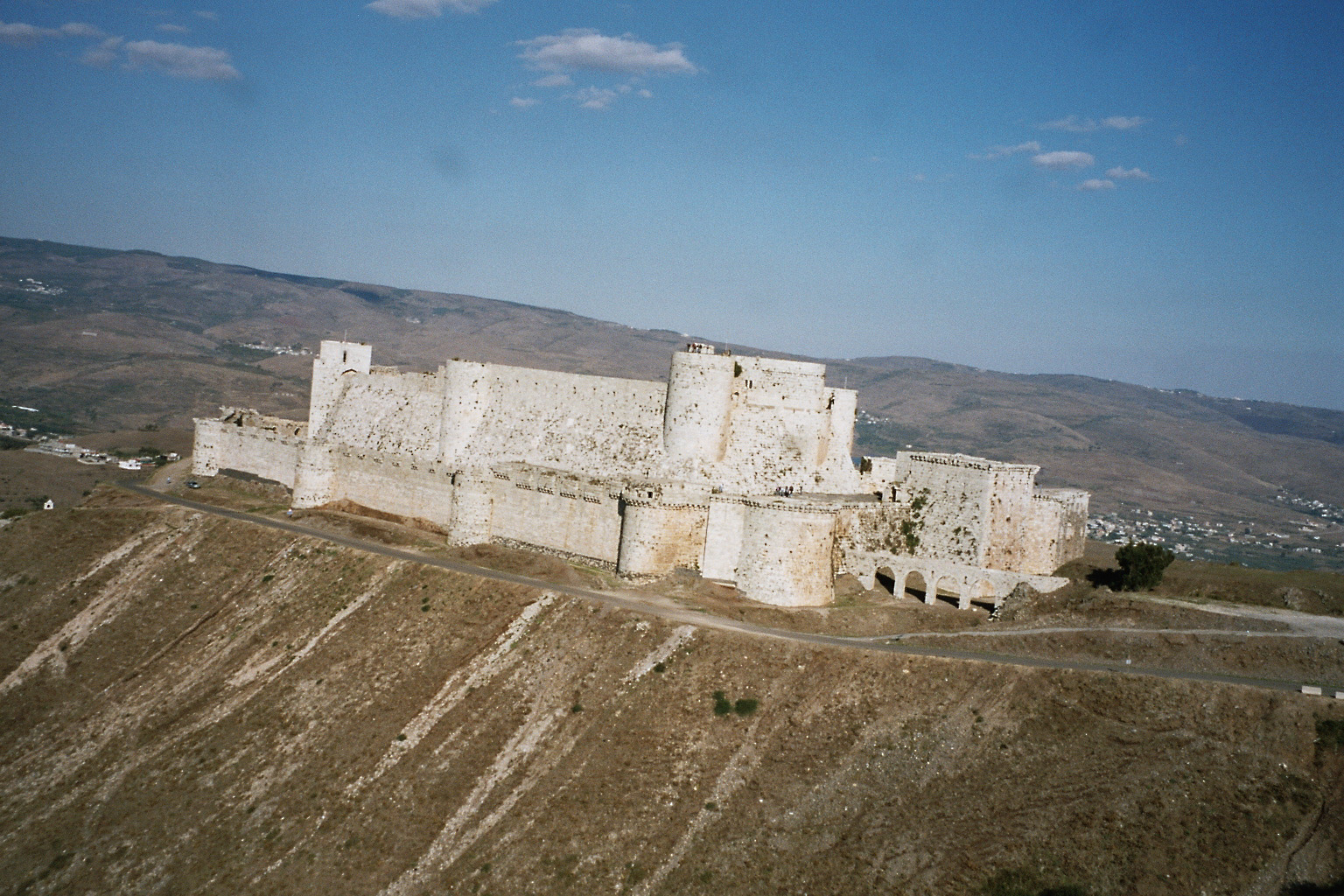 Gesamtansicht auf den Krak des Chevaliers
Man muss ziemlich weit weg sein damit man die ganze Burg sieht.