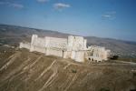 Gesamtansicht auf den Krak des Chevaliers
Man muss ziemlich weit weg sein damit man die ganze Burg sieht.