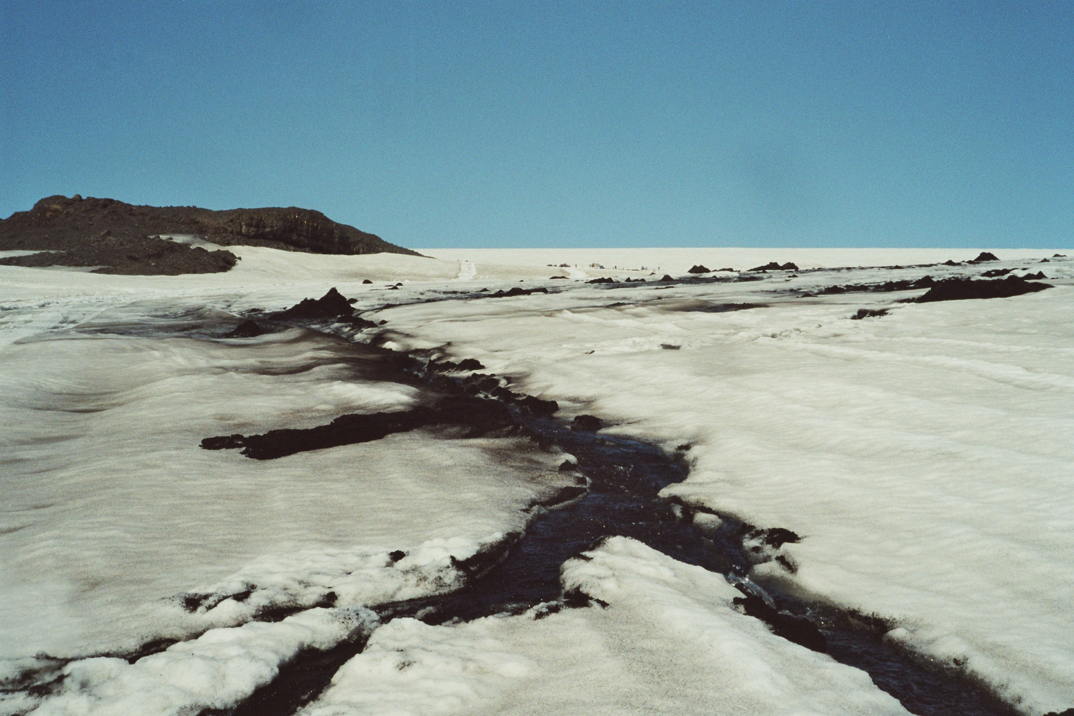 Bald einmal hat es mir zuviele Spalten und Bäche auf diesem Gletscher