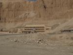 Der Tempel der Hatschepsut vom Parkplatz aus gesehen