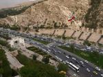 Blick vom Hotel auf das Korantor und die Strasse nach Persepolis