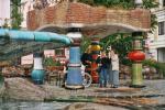 35 Zwettel Hundertwasser Brunnen 
Margaretha mit Gitta und Adi